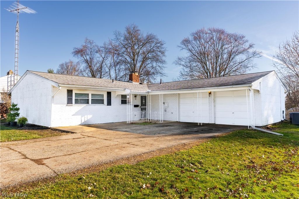 Photo of 1718 Fernwood Boulevard, Alliance, OH 44601 (MLS # 5198500)