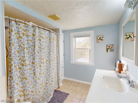 Tiny photo for 5162 Oakmont Drive, Lyndhurst, OH 44124 (MLS # 5257120)
