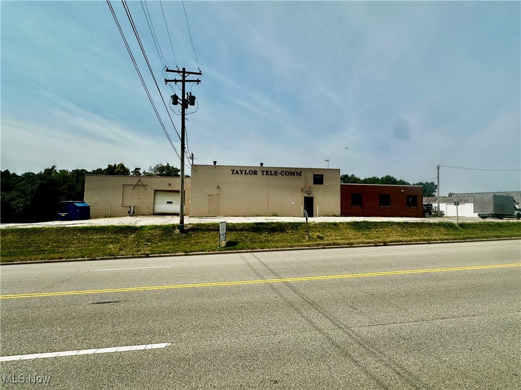 Mixture of office space and industrial warehouse space on almost 5 acres. The front building has ample office space, with warehouse space that has 19'+ ceilings and a 50kw generator. An insulated 75x75 back building is amazing. The lower portion of the property has an 80x40 warehouse, and is gated in.
