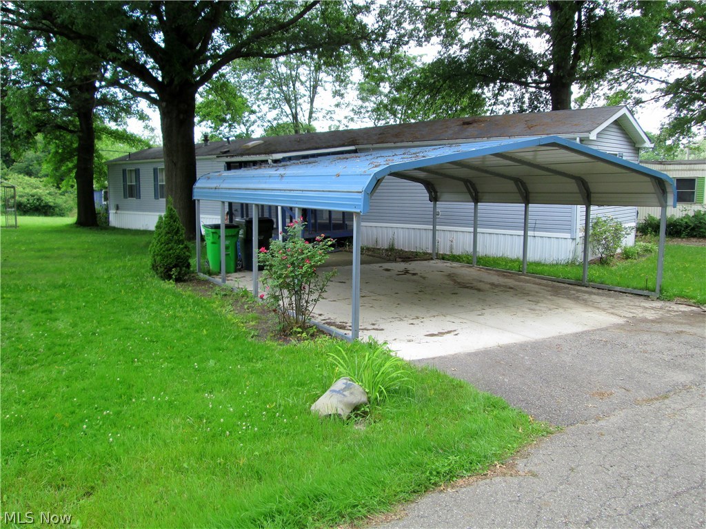 16X80 1996 Spruce Ridge Skyline home with 3 bedrooms and 2 full baths. Spacious kitchen with ample cabinets. HUGE master suite at the opposite end of the home from the other 2 bedrooms. Screened in porch to enjoy those summer evenings or enjoy the air conditioning inside. The large car port will shade/cover 2 full sized vehicles. Call now to set up your viewing - there are so few homes in this price range.
