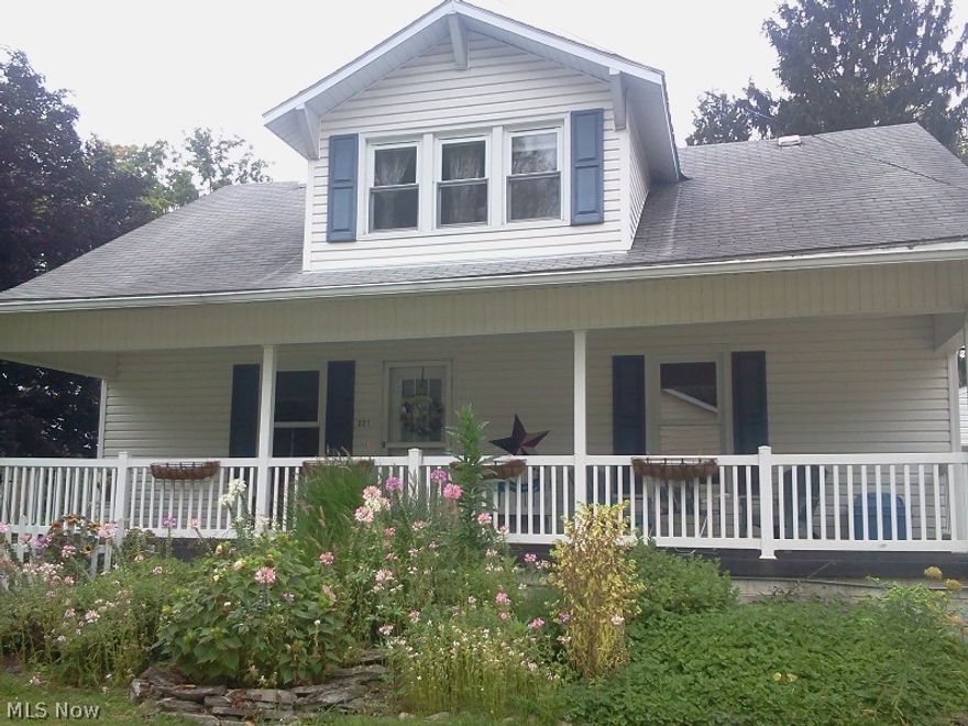 Feel right at home in this 3 bedroom, 2 bath home with one car garage, fenced in yard, enclosed back porch. Newly remodeled kitchen including plumbing, flooring, light fixtures and granite counter tops. Newly painted. Home shows well, located near town & minutes from SR 36.