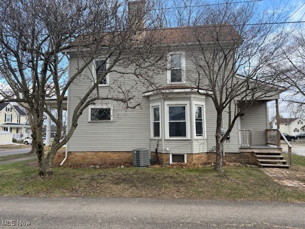 Photo of 214 W 7th Street, Uhrichsville, OH 44683 (MLS # 5175006)