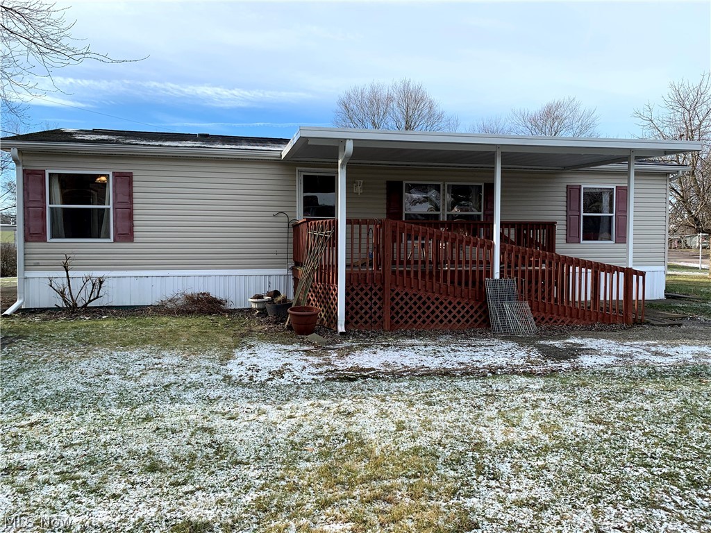 Well kept home in the Rolling Wheels park. Has a porch/deck with ramp, outbuilding with electricity. Lot rent includes water and sewer. All appliances will stay with home.
Buyer to be park approved.