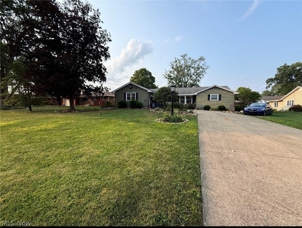 Photo of 3354 Sandalwood Lane, Austintown, OH 44511 (MLS # 5188414)