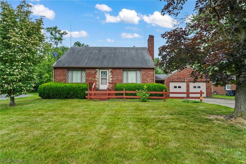 Photo of 1861 Lexington Avenue NW, Warren, OH 44485 (MLS # 5221304)