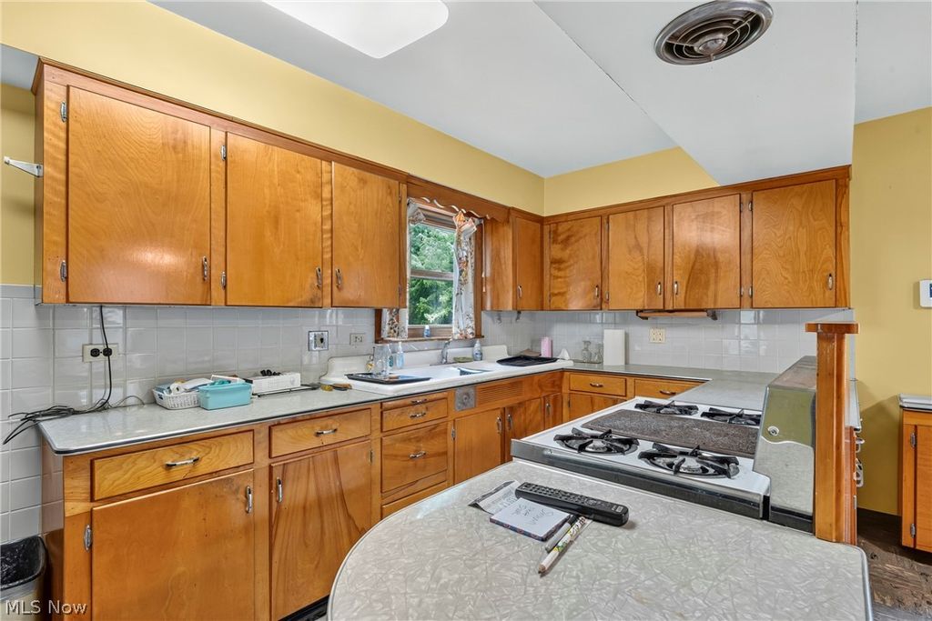 Photo of 1861 Lexington Avenue NW, Warren, OH 44485 (MLS # 5221304)
