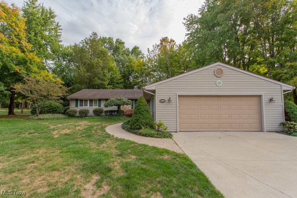 8680 Carriage Hill Drive, Warren, Ohio image 1