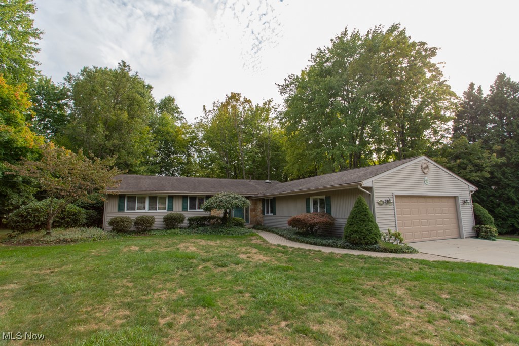 8680 Carriage Hill Drive, Warren, Ohio image 2