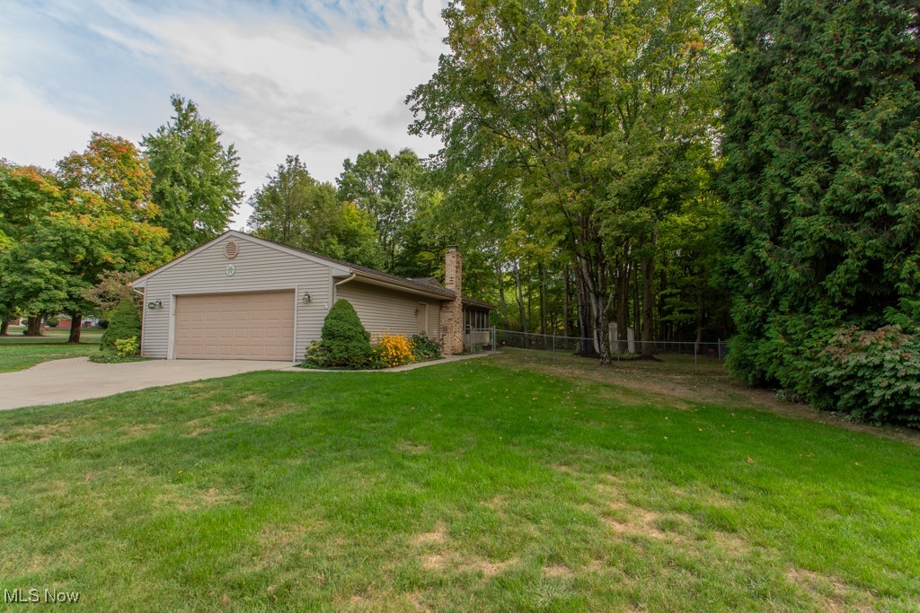 8680 Carriage Hill Drive, Warren, Ohio image 3