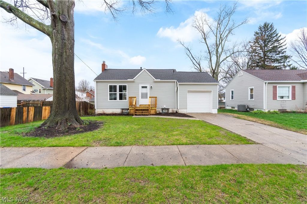 Photo of 1824 17th Street, Cuyahoga Falls, OH 44223 (MLS # 5198563)