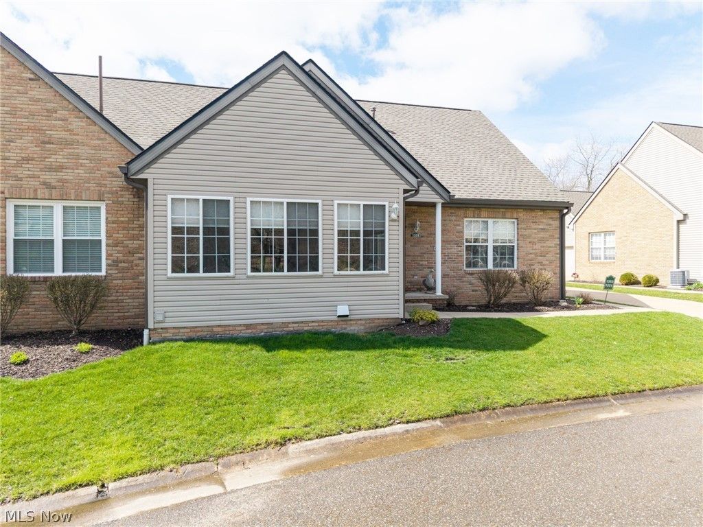 Photo of 1551 Cambridge Avenue SW, North Canton, OH 44709 (MLS # 5198125)