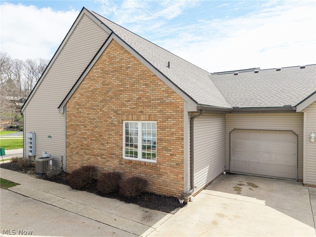 Photo of 1551 Cambridge Avenue SW, North Canton, OH 44709 (MLS # 5198125)