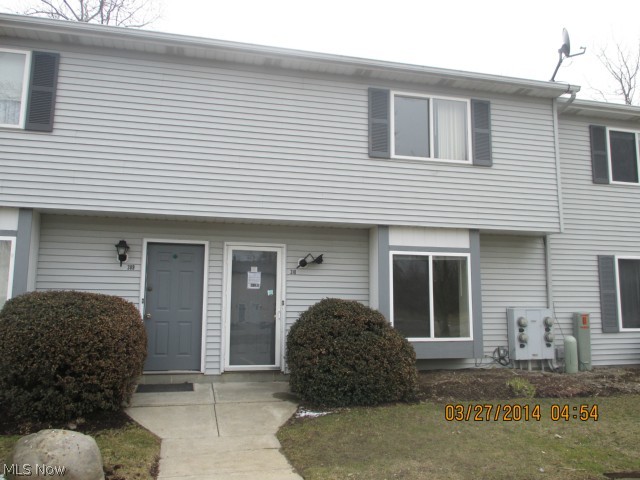 Maplebrook Condominums! Townhouse condominium with neutral decor, spacious eat-in-kitchen with nice cabinets, living room, two large bedrooms, and 1.5 baths. Easy access to freeways, parks, and shopping. This is a Fannie Mae HomePath Property. This property is approved for HomePath Renovation Mortgage Financing.