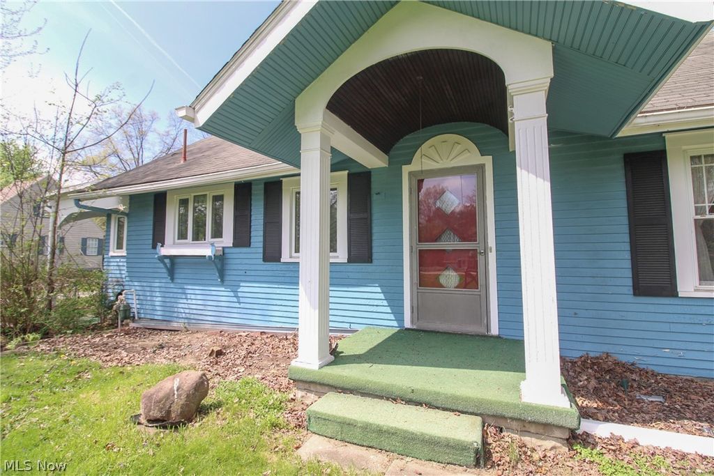 Photo of 628 North Road SE, Warren, OH 44484 (MLS # 5204386)