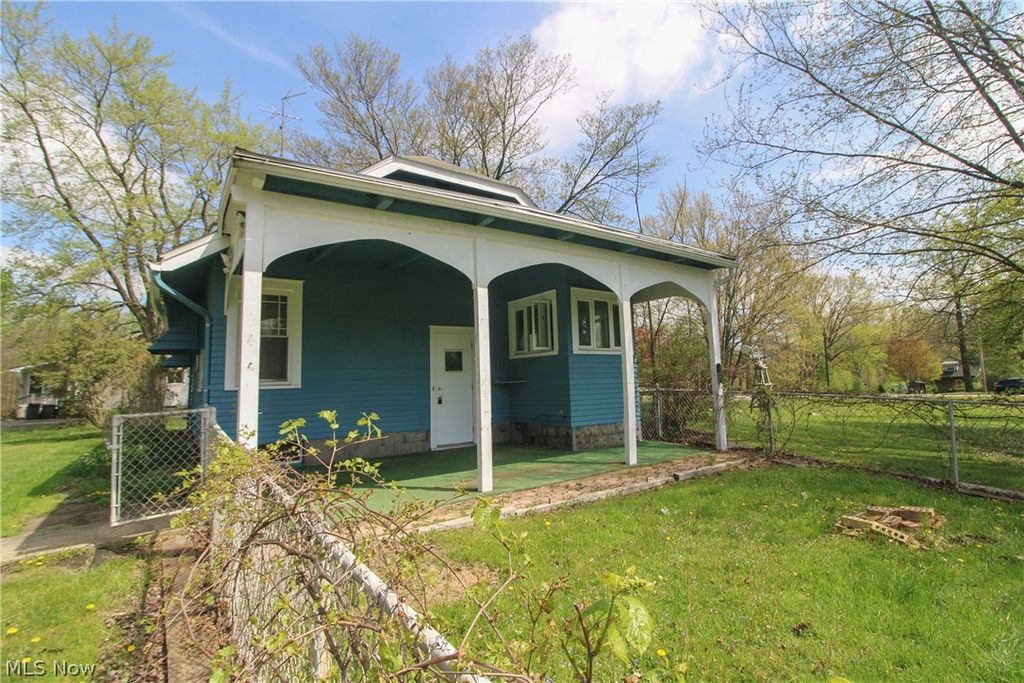 Photo of 628 North Road SE, Warren, OH 44484 (MLS # 5204386)