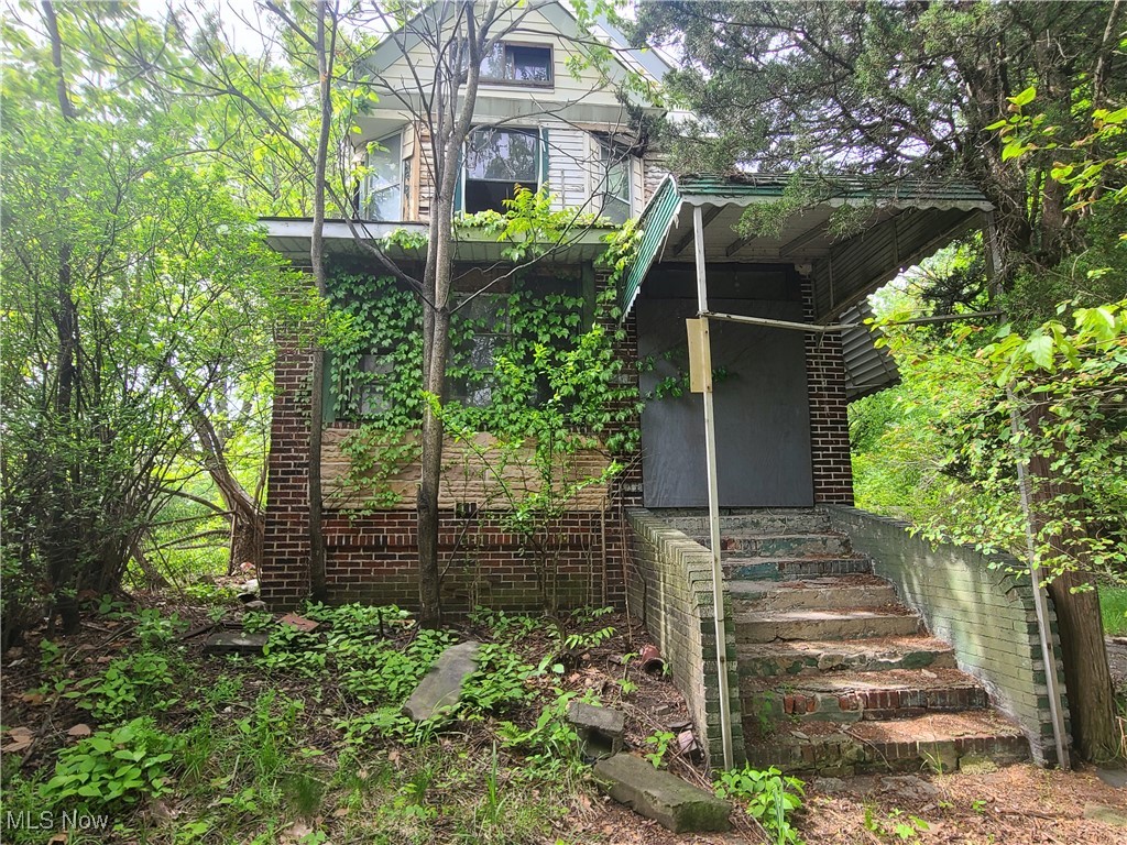 Great Investment Opportunity in Cleveland!
Located at 6904 Hough Ave, this 4-bedroom, 1-bathroom property offers a prime opportunity for investors, contractors, or homebuyers looking for a fixer-upper. The home sits on a spacious lot in a growing Cleveland neighborhood, just waiting for someone to bring it back to life!