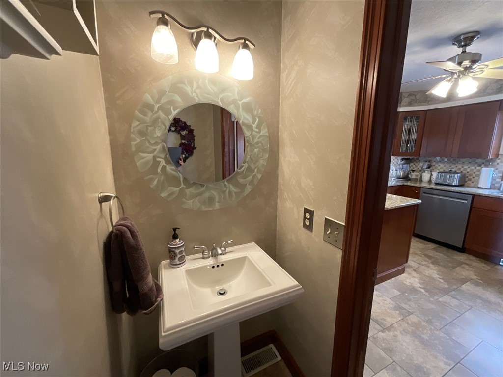 6809 S Camelot Drive, Mentor, Ohio image 4
