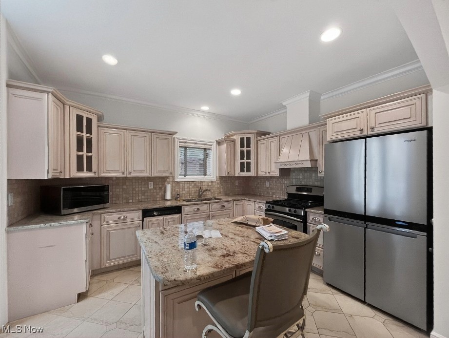 Main image without alt text