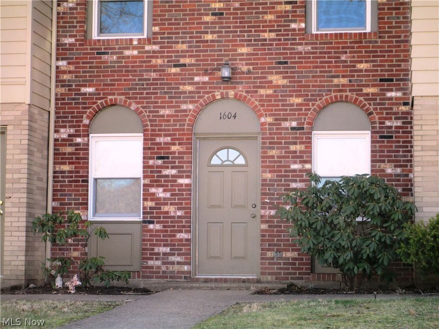 Nice 2 bedroom 1 bath Townhouse apartment north end of Cambridge real close th the City Park