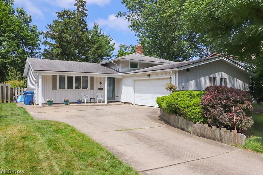 Adorable split level on family friendly street. 3 bed, 1.5 baths. Two separate living room areas perfect for a growing family. Fully fenced back yard with patio ideal for entertaining. 
Offering 1 yr home warranty to cover ages of HVAC/Roof