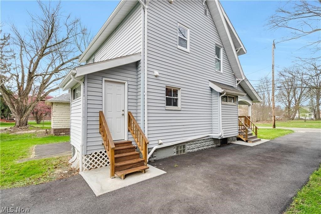 Photo of 3131 Hudson Avenue, Youngstown, OH 44511 (MLS # 5211694)