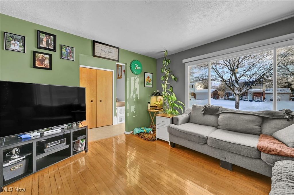 Photo of 856 Salem Avenue, Elyria, OH 44035 (MLS # 5183640)