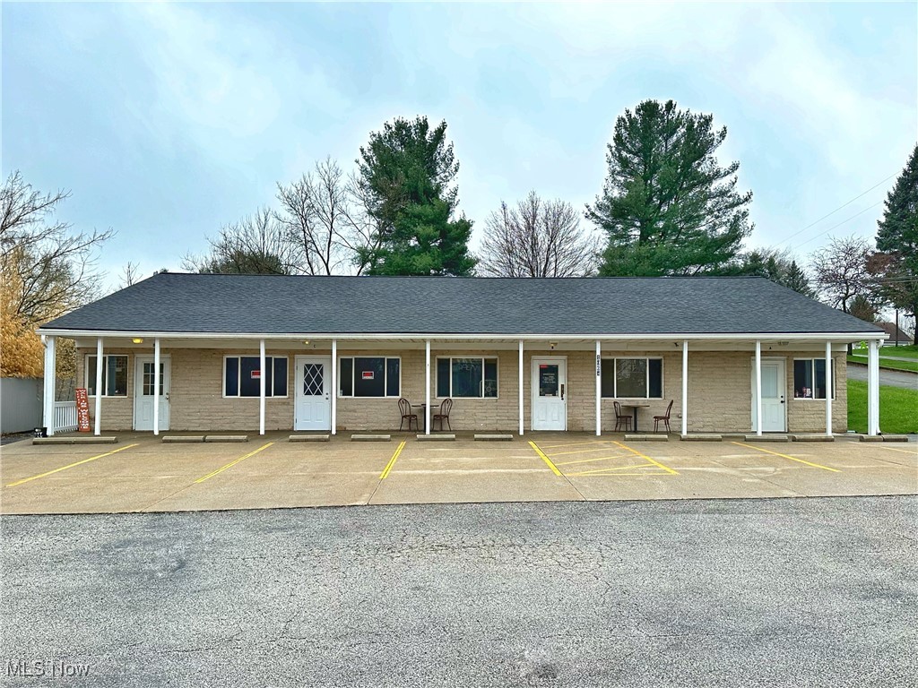 Check out this Prime 720 sq ft of retail space available for rent, located right next to the famous "A Gild Pizza" restaurant! This versatile unit includes a private bathroom and oversized storage closet, making it perfect for retail, service, or office use. Take advantage of great visibility and steady foot traffic in this sought-after location to grow your business. Call or text today to schedule a private showing!