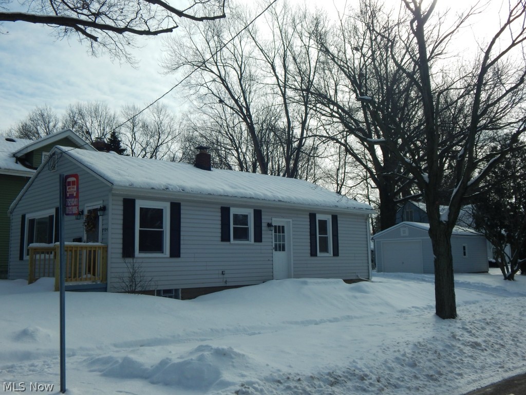 Adorable and Affordable! Step saving ranch, complete update. Newer kitchen, Newer Bath, Renovated and stained to perfection hardwood floors.
Enjoy the convenience of two large first floor bedrooms. Quality with style, newer breakfast bar or enjoy the spacious dining area.
Newer windows, roof and freshly poured concrete drive. DT garage for storage or parking. Near park, schools and convenient location
to shopping.
