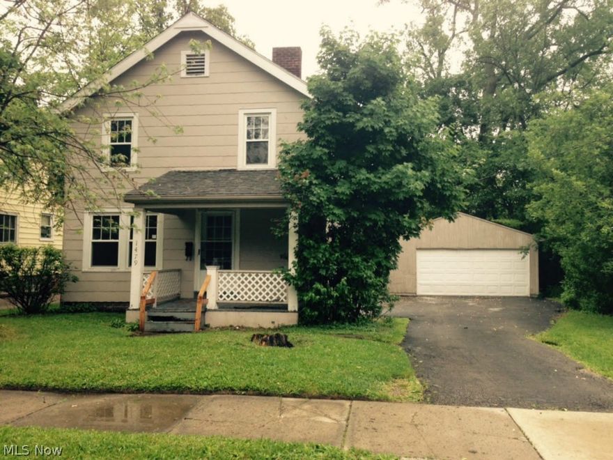 Cleveland Heights Colonial located in super convenient location- near shopping, Schools and public transportation.  This Colonial features 3 Bedrooms - Classic Living Room with Decorative Fireplace, Hardwood Floors and Full Basement.  Take a look at this great value ! This is a Fannie Mae Homepath Property.  All information is approximate