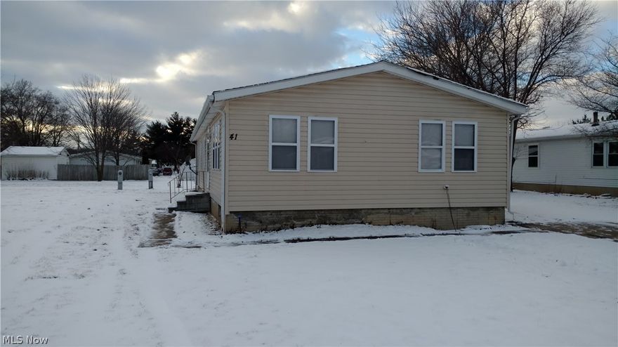 Spacious, open floor plan with easy care modular home.  Large master with private bath, close to restrant
 and golf course, ponds and park like areas.  Keystone school system.  Great place to start , with room to grow., or retire for a golfer.!