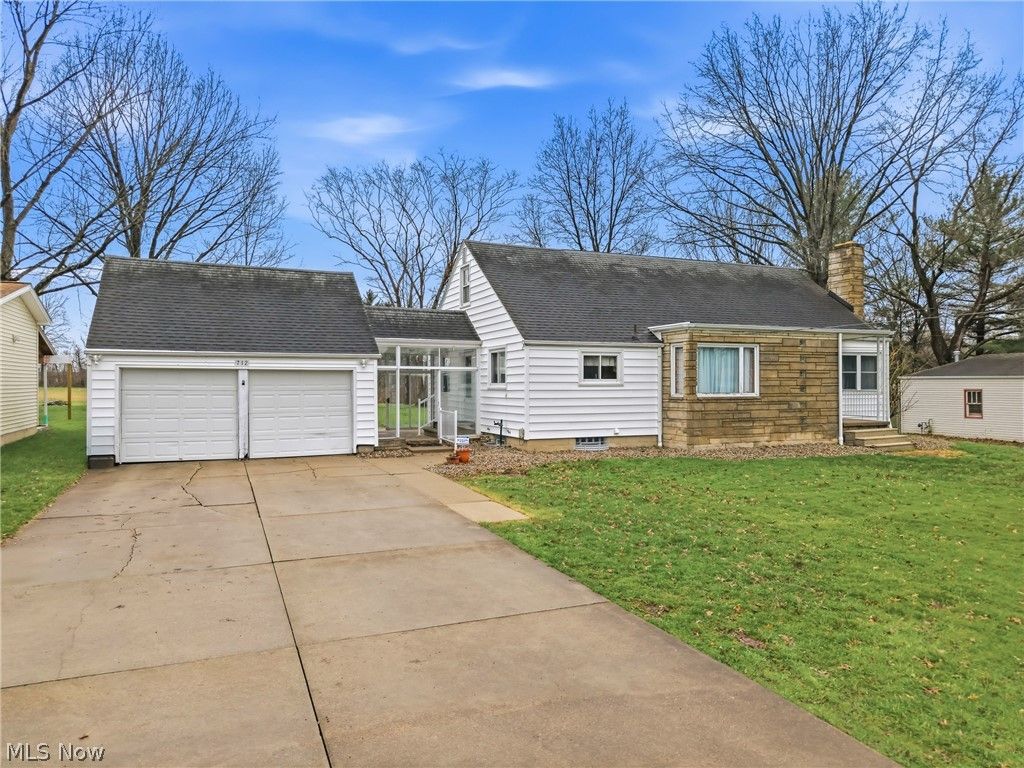 Photo of 712 Champion Avenue E, Warren, OH 44483 (MLS # 5199066)