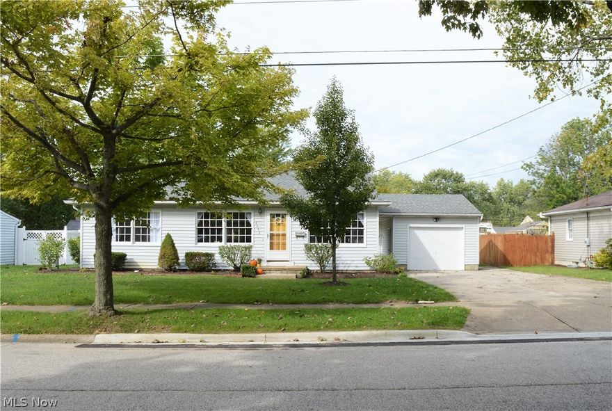 Lovely Stow ranch with a spacious fenced in back yard for plenty of outdoor activities.  Three nicely sized bedrooms and a great living room and dining room will be the perfect place to dine and unwind.