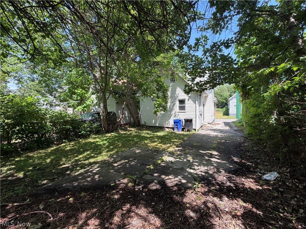 Photo of 1096 E 72nd Street, Cleveland, OH 44103 (MLS # 5218902)