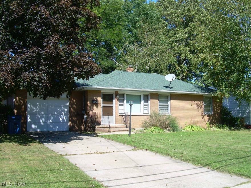 Wonderful 3 bedroom ranch near park and Summa. 579 Cassell has many features including beautifully finished hardwood floors, big eat-in kitchen, built-ins,
double deep two-car garage, big back yard that's fenced in, 2 full bathrooms, move-in ready. Comes with a Home Warranty! Call today for a showing.