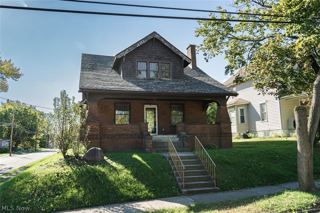 Photo of 1105 Tremont Avenue SW, Massillon, OH 44647 (MLS # 5197138)