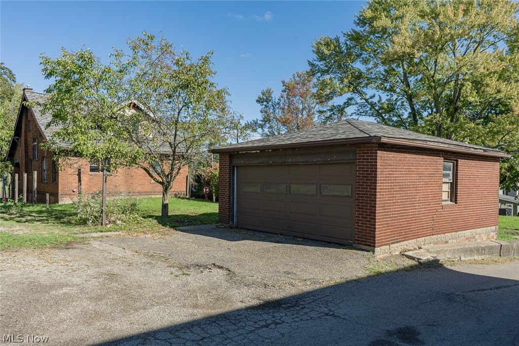 Photo of 1105 Tremont Avenue SW, Massillon, OH 44647 (MLS # 5197138)