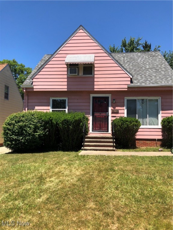 Greetings, investors!! This captivating cape cod in marvelous Maple is on the market and awaiting your offer!! 3 beds, 1 bath, and CURRENTLY VACANT as of a few days ago!! The last tenant was paying $1,250 a month, which provides a good baseline for placing your own tenant, so you should snatch this up TODAY!!