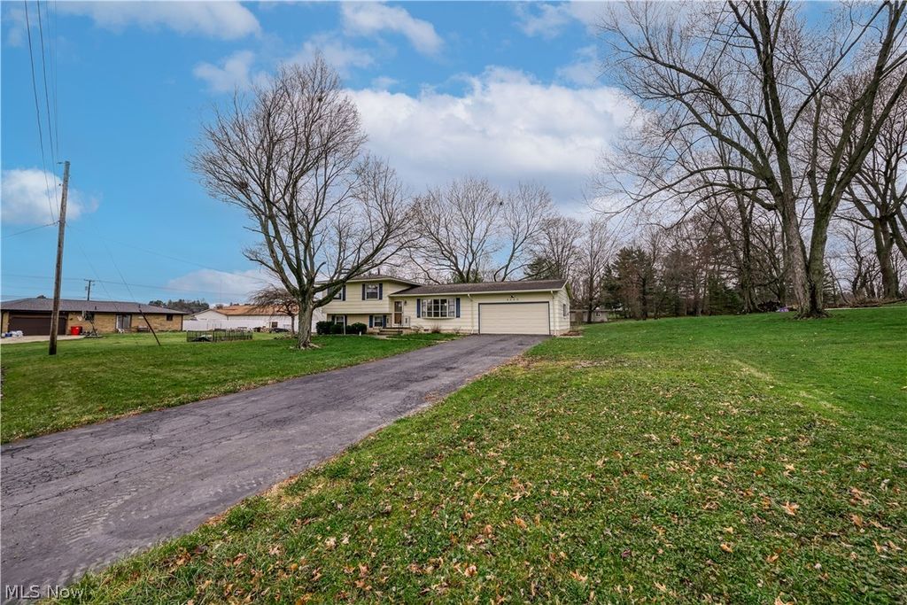 Photo of 6860 Beridge Street, Louisville, OH 44641 (MLS # 5194968)