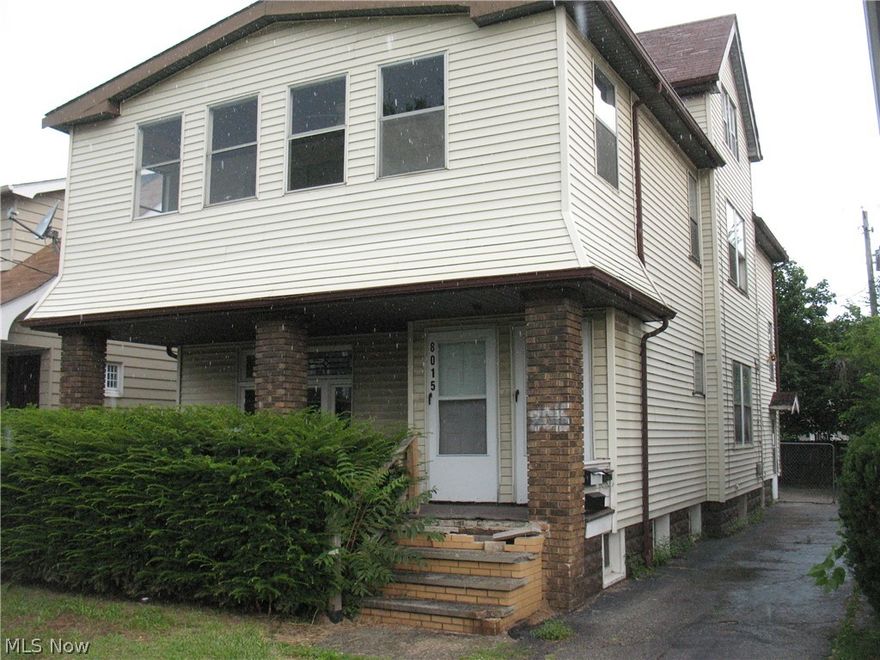 3 Family. Unit 1  2 bedrooms, Unit 2 2 bedrooms, Unit 3 1 bedroom. All have 1 Bath.