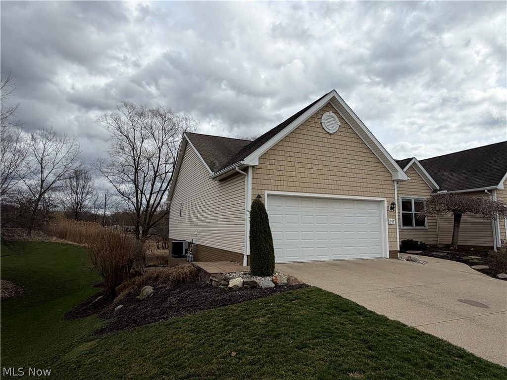 Photo of 957 Edgewater Circle, Kent, OH 44240 (MLS # 5192139)