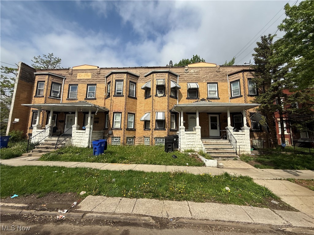 This tenant-occupied 2-bedroom, 1-bath single-family home offers approximately 1,104 sq ft of living space and consistent cash flow. Currently rented at $650 per month, the property is priced below market rent, offering future potential for increased returns.
Whether you're expanding your Cleveland rental portfolio or acquiring a stabilized property with value-add upside, this home presents a solid long-term investment opportunity.