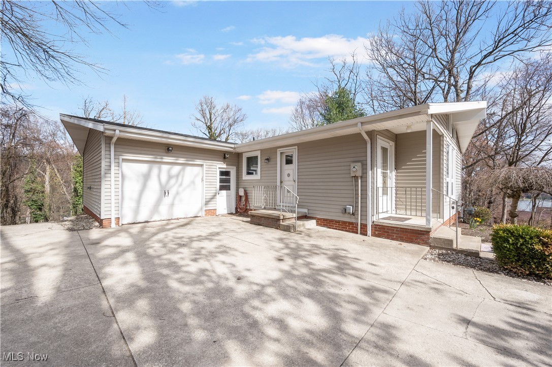 70 Iroquois Trail, Malvern, Ohio image 2