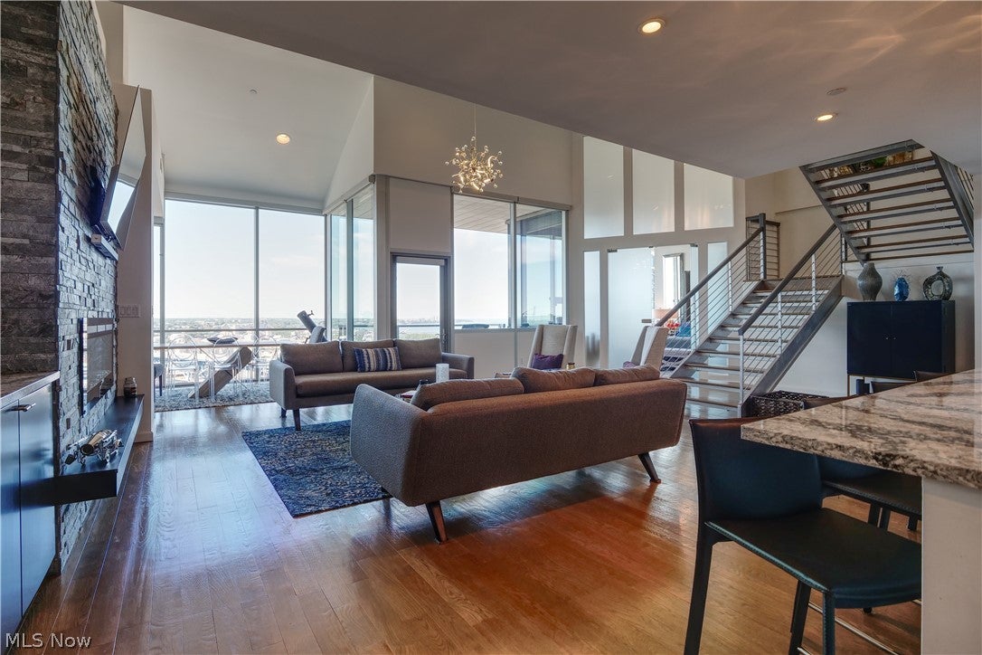 701 W Lakeside Avenue