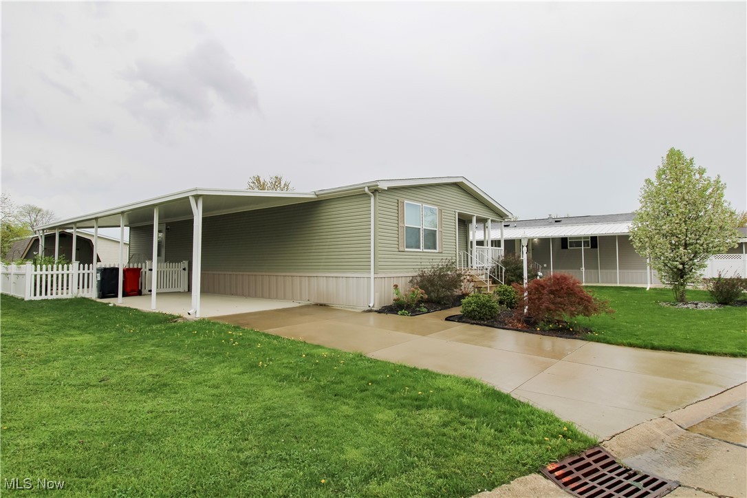 379 Pin Oak Circle, Elyria, Ohio image 2