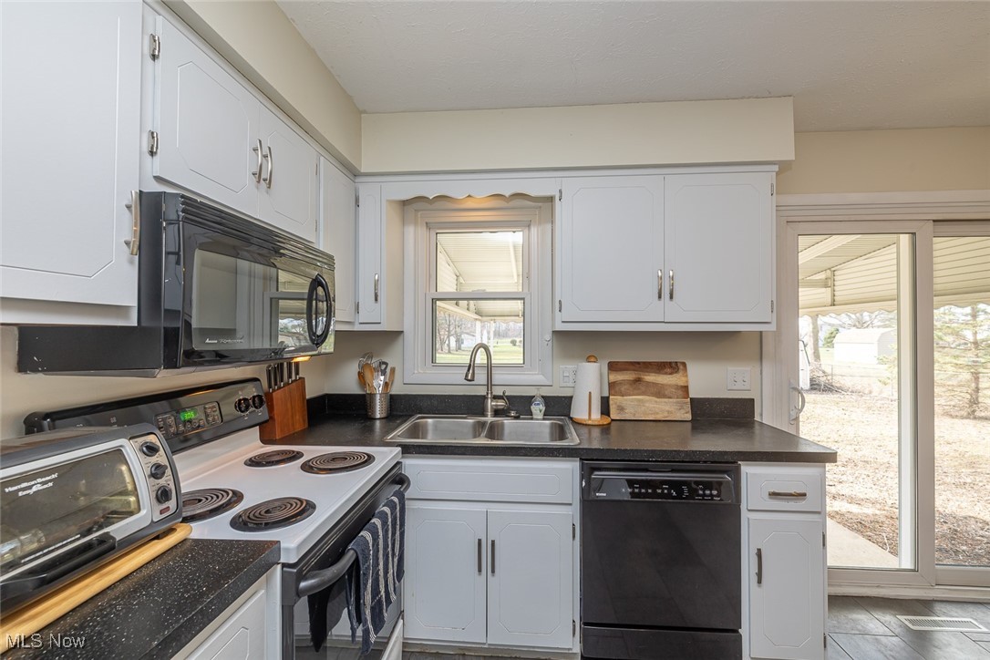 8416 Lorraine Drive, Strongsville, Ohio image 12