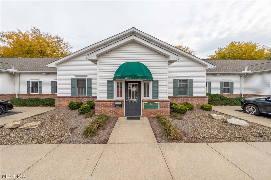 This office space is like brand new, located right behind the Avon Public Libary. Very Attractive for small business with ideal location