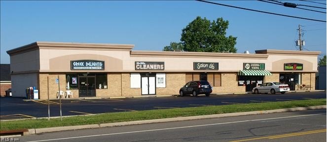 Very Nice Commercial Office/Retail Space for Lease. 1,000 Square Feet. Immediate possession! High Traffic Area. Landlord cleans parking lot and takes care of lawn.