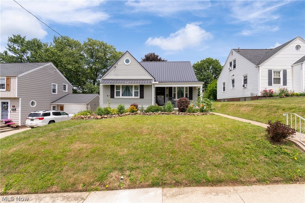 Photo of 224 Ertle Avenue NE, Massillon, OH 44646 (MLS # 5225644)