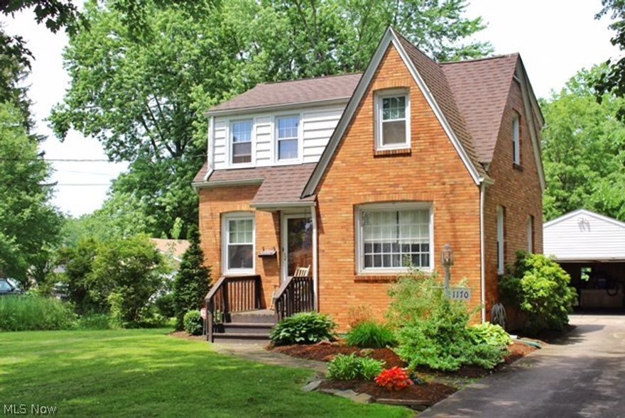 Welcome to 1170 Trumbull Avenue, SE. This cozy all brick Warren home is just what you have been looking for! With a beautiful sun porch off the exterior, this house has features you won’t find in this price range. Pre-inspected last summer, this home has been meticulously maintained and well cared for. With a one year home warranty from American Preferred Home Warranty to add to the list, this house is priced to sell, and won't last long!