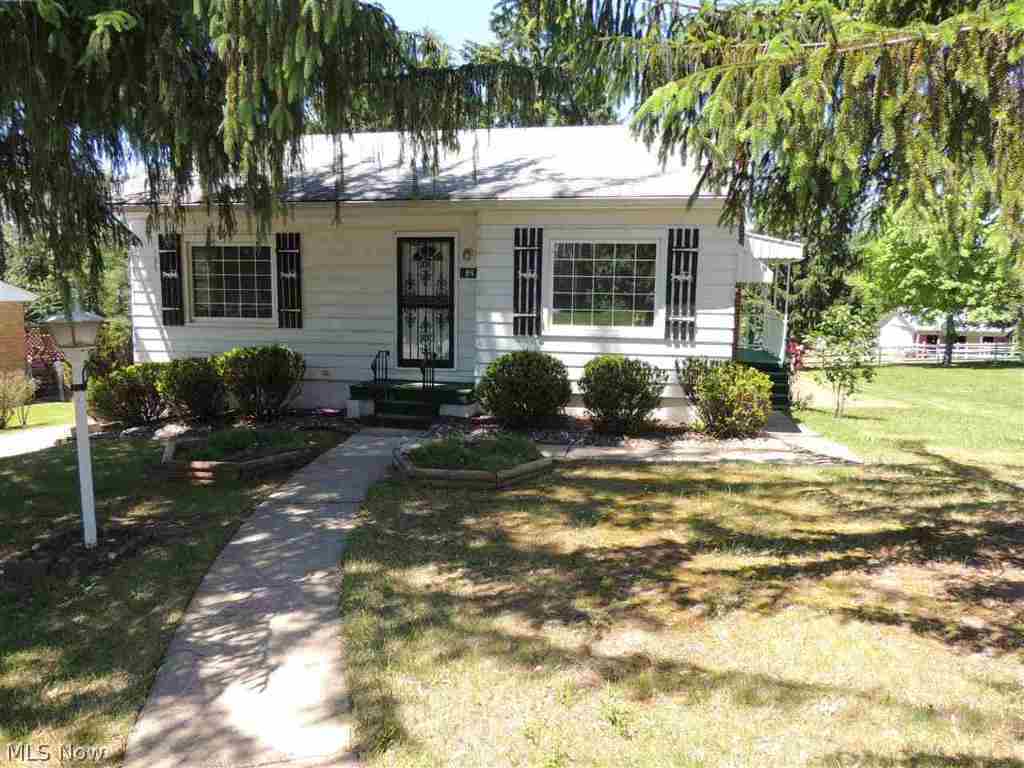Cute Ranch Home on almost a Half an Acre! Move in Ready. New Laminate Flooring.